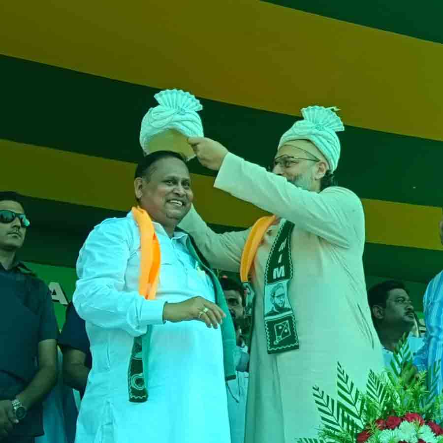 হুমায়ুন কবীরের সমর্থনে নির্বাচনী প্রচারে আসাদউদ্দিন ওয়েইসি। বুধবার দুপুরে নওদার ডুবতলায়।