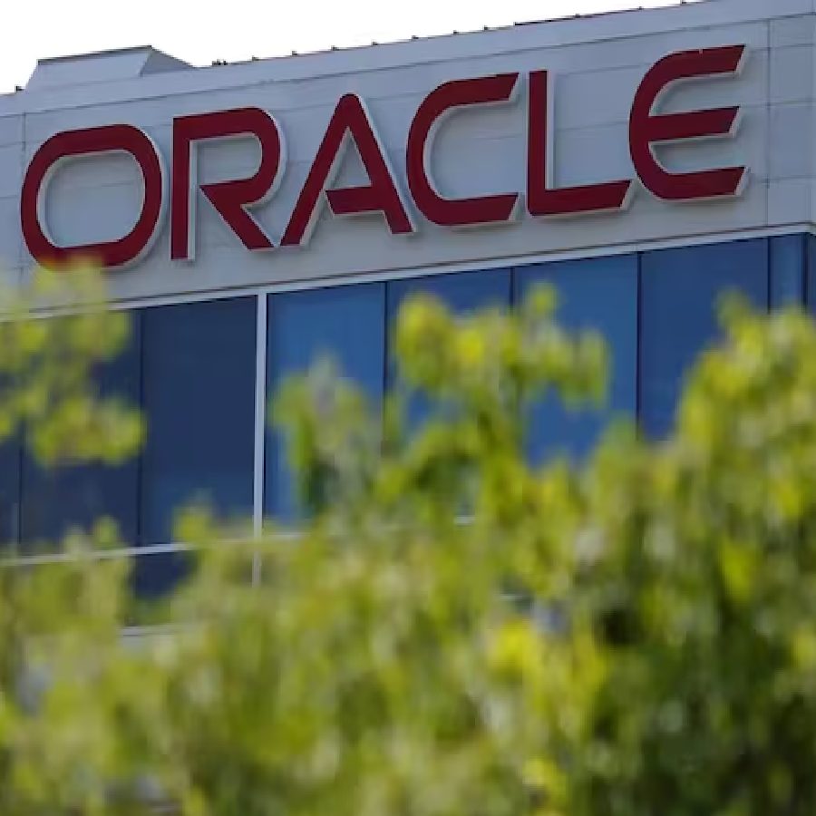 According to report what Oracle is offering as severance package to the laid-off employees