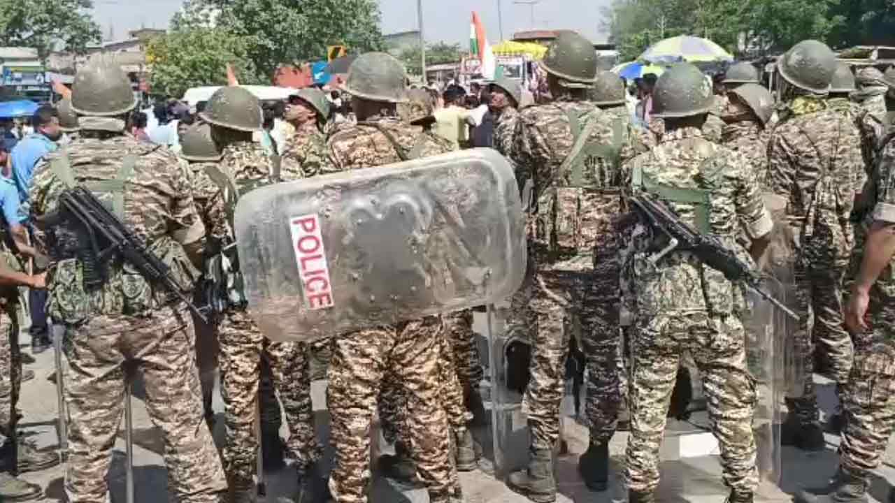 বৃহস্পতিবার সকালে পুরাতন মালদহে ১২ নম্বর জাতীয় সড়কের উপর অবরোধস্থলে মোতায়েন পুলিশ।