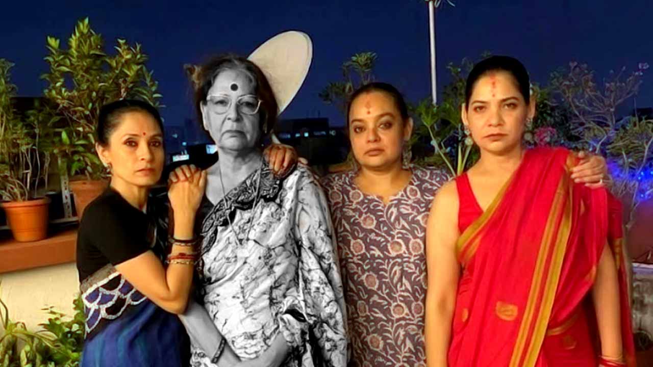 সুদীপ্তা, বিদীপ্তা, বিদিশার সঙ্গে মা দীপালি চক্রবর্তী।