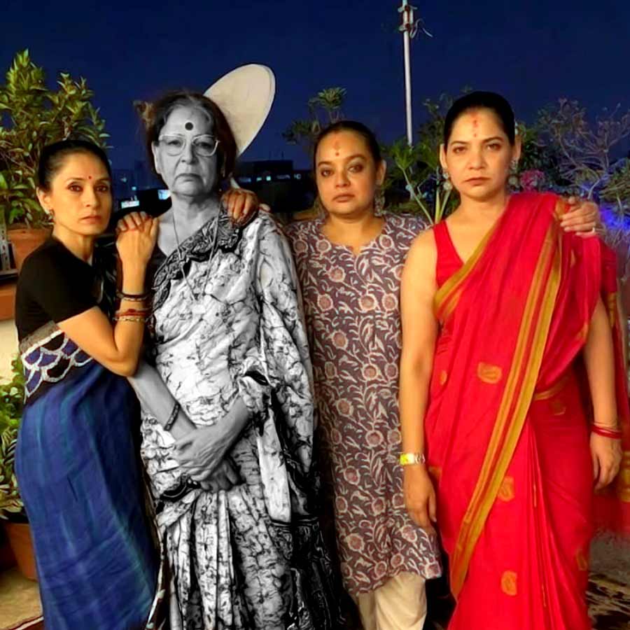 প্রয়াত সুদীপ্তা, বিদীপ্তা, বিদিশার মা দীপালি চক্রবর্তী।