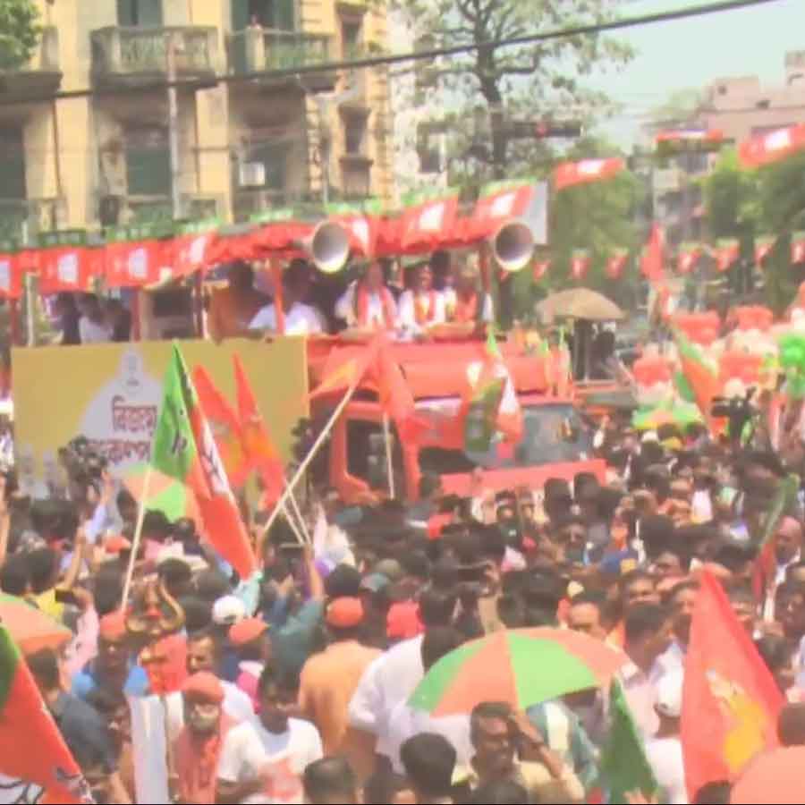 বৃহস্পতিবার হাজরা মোড় থেকে শুভেন্দু অধিকারীদের মনোনয়নের রোড শো। রয়েছেন অমিত শাহও।