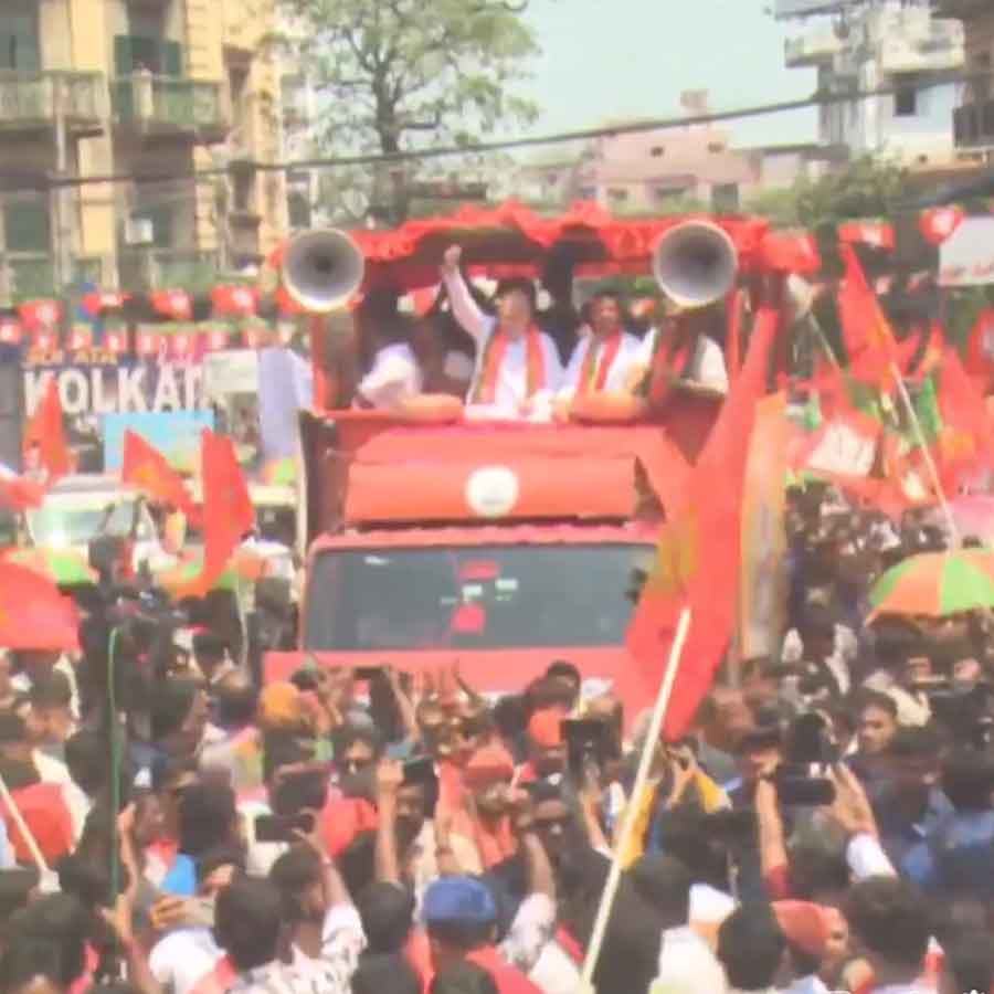 বৃহস্পতিবার হাজরা মোড় থেকে শুভেন্দু অধিকারীদের মনোনয়নের রোড শো। রয়েছেন অমিত শাহও।