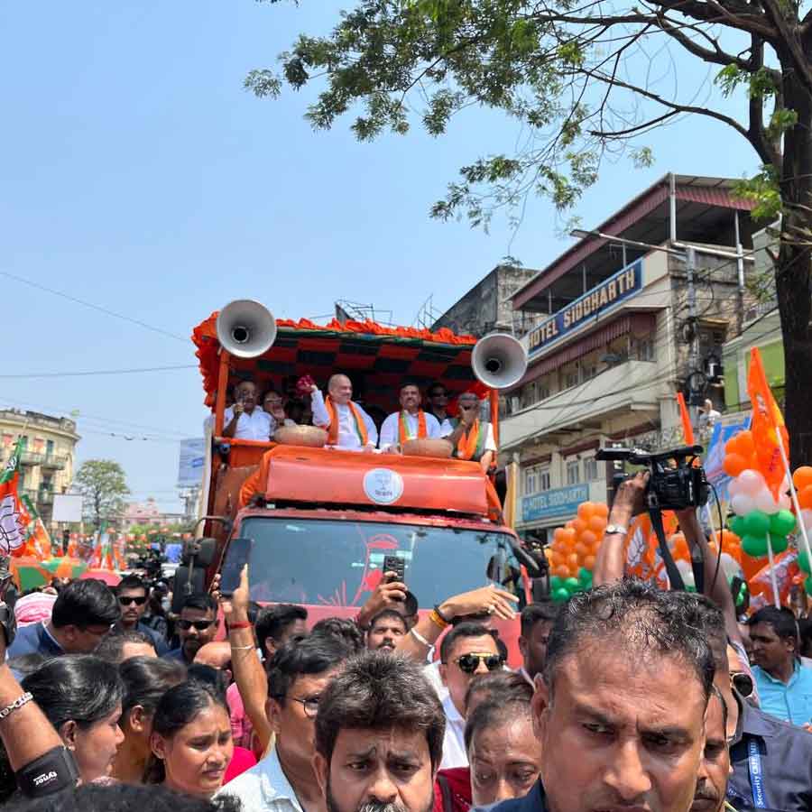 বৃহস্পতিবার হাজরা মোড় থেকে শুভেন্দু অধিকারীদের মনোনয়নের রোড শো। রয়েছেন অমিত শাহও।