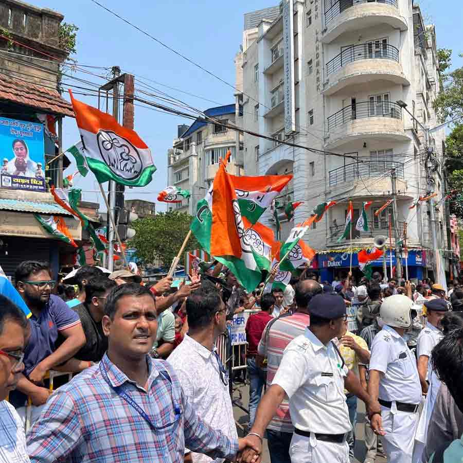 কালীঘাটে মুখ্যমন্ত্রী মমতা বন্দ্যোপাধ্যায়ের বাড়ির গলির সামনে তৃণমূলের জমায়েত।