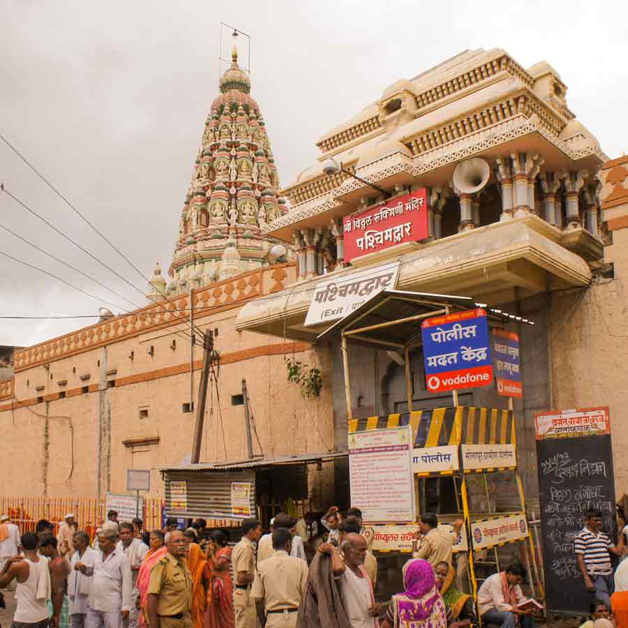 Meet IAS Officer of Maharashtra Who Got 24 Transfers in 21 Years of service