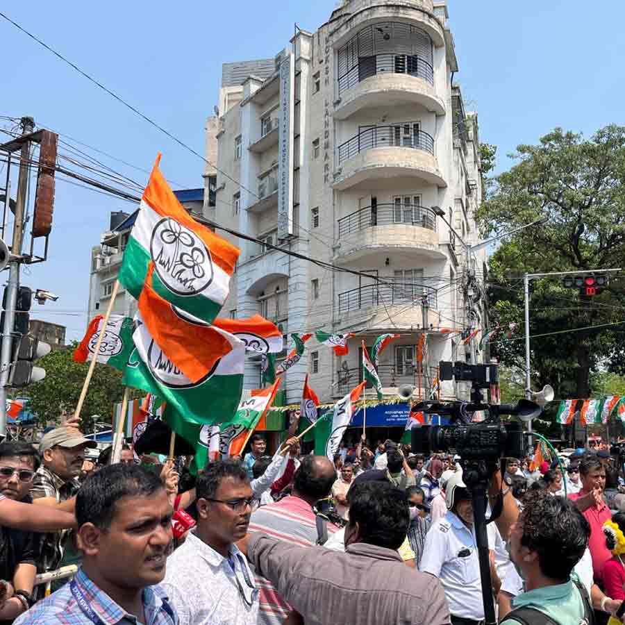 বৃহস্পতিবার হাজরা মোড় থেকে শুভেন্দু অধিকারীদের মনোনয়নের রোড শো। রয়েছেন অমিত শাহও।