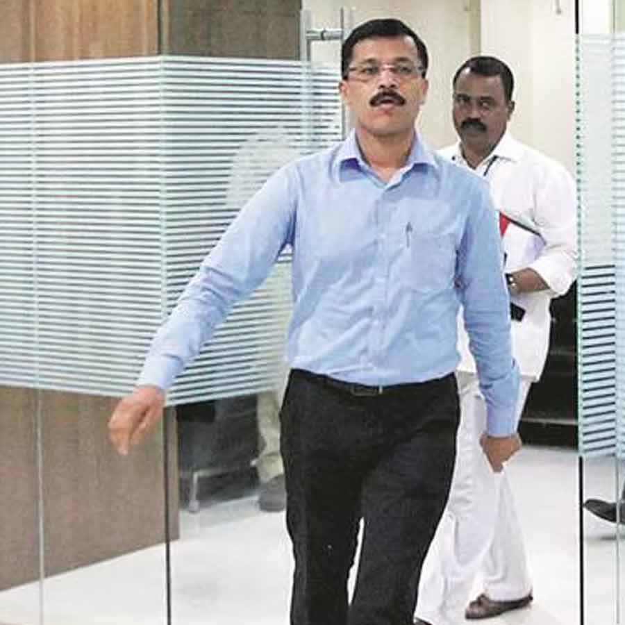 Meet IAS Officer of Maharashtra Who Got 24 Transfers in 21 Years of service
