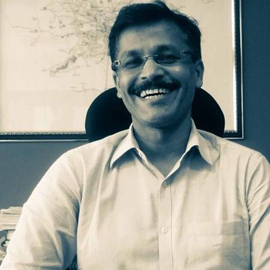 Meet IAS Officer of Maharashtra Who Got 24 Transfers in 21 Years of service