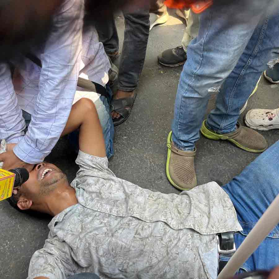 সার্ভে বিল্ডিংয়ের বাইরে রাস্তায় পড়ে রয়েছেন বিজেপি কর্মী।