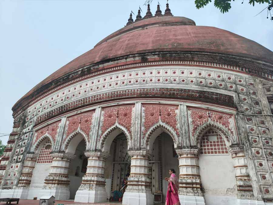 শান্তিপুরের শ্যামচাঁদ মন্দির রাখুন ভ্রমণতালিকায়। একচালার মন্দিরের কারুকাজ মুগ্ধ করবে।