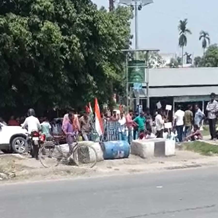 ময়নাগুড়িতে বৃহস্পতিবার দুপুরে পথ অবরোধ।