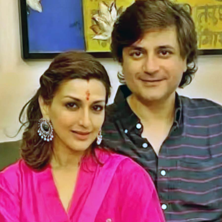 (বাঁ দিকে) সোনালি বেন্দ্রে, (ডান দিকে) গোল্ডি বহল।