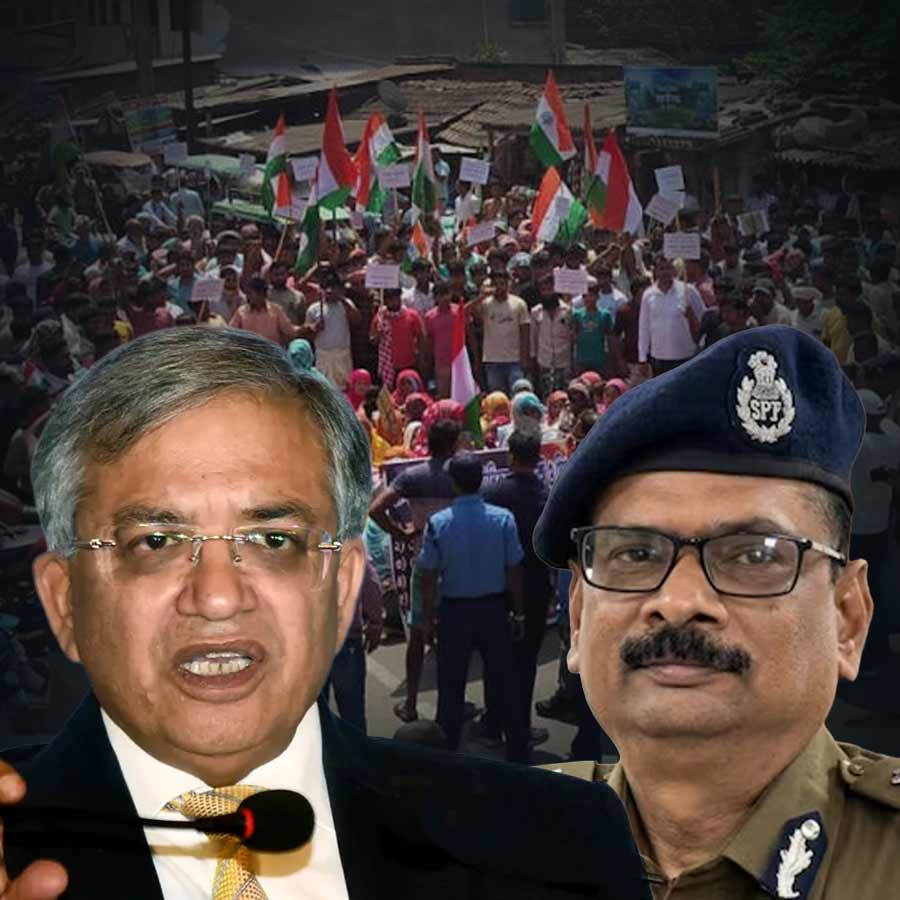 (বাঁ দিকে) মুখ্য নির্বাচন কমিশনার  জ্ঞানেশ কুমার। ডিজিপি সিদ্ধনাথ গুপ্ত (ডান দিকে)।