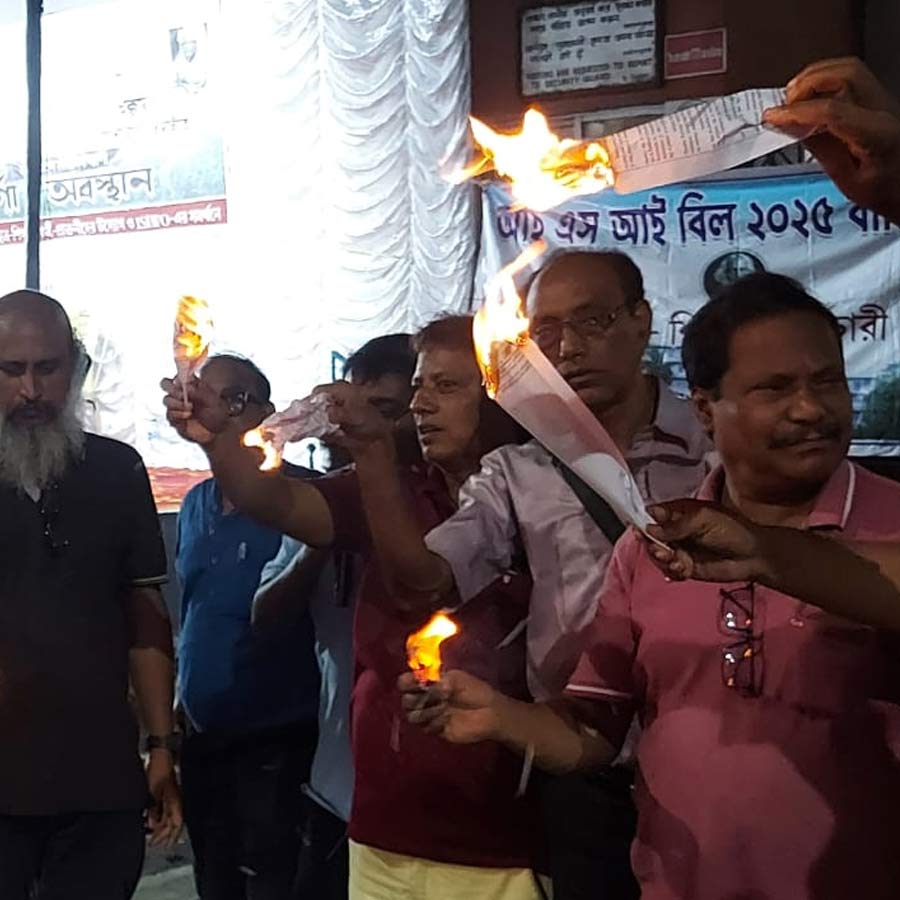 Teachers and students of ISI Kolkata call for preserving heritage by burning copies of the draft bill dgtl