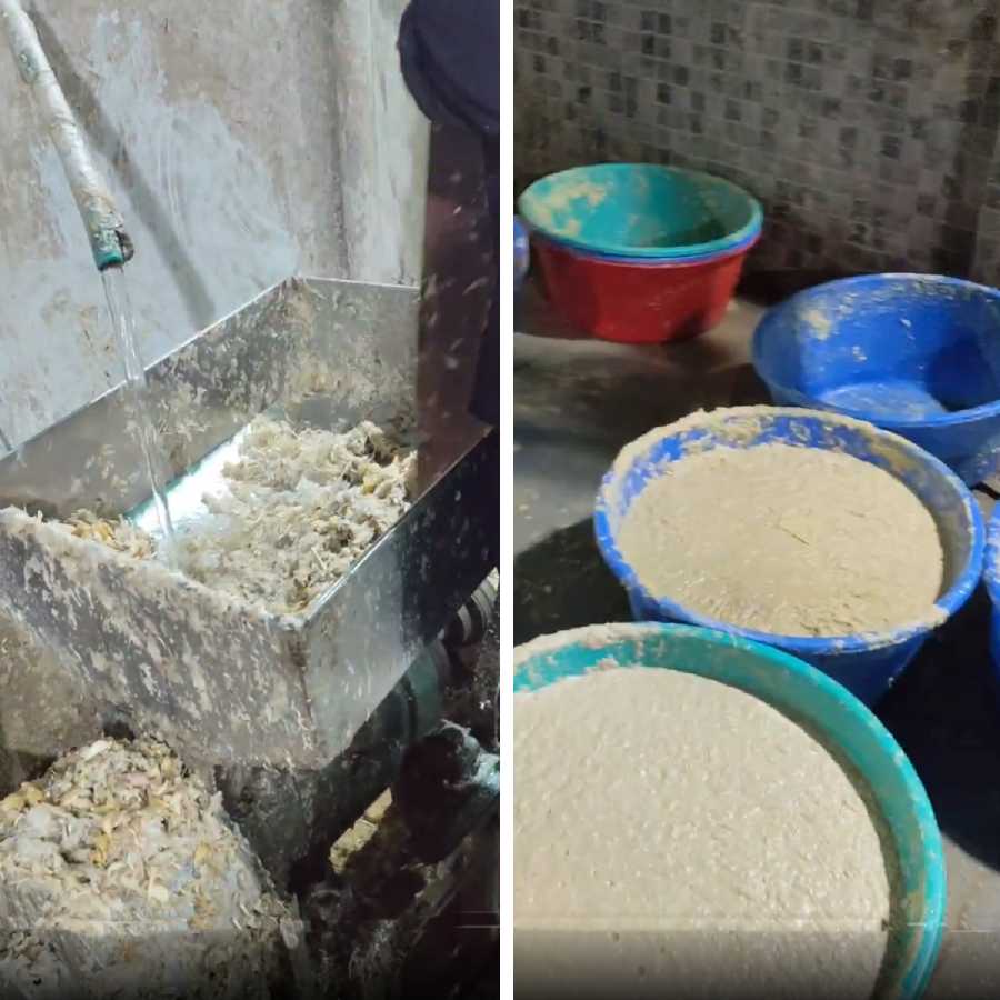 আদা-রসুন বাটার কাজ চলছে মেশিনে (বাঁ দিকে)। সংরক্ষণ করা হচ্ছে প্লাস্টিকের ঢাকা হীন পাত্রে। 