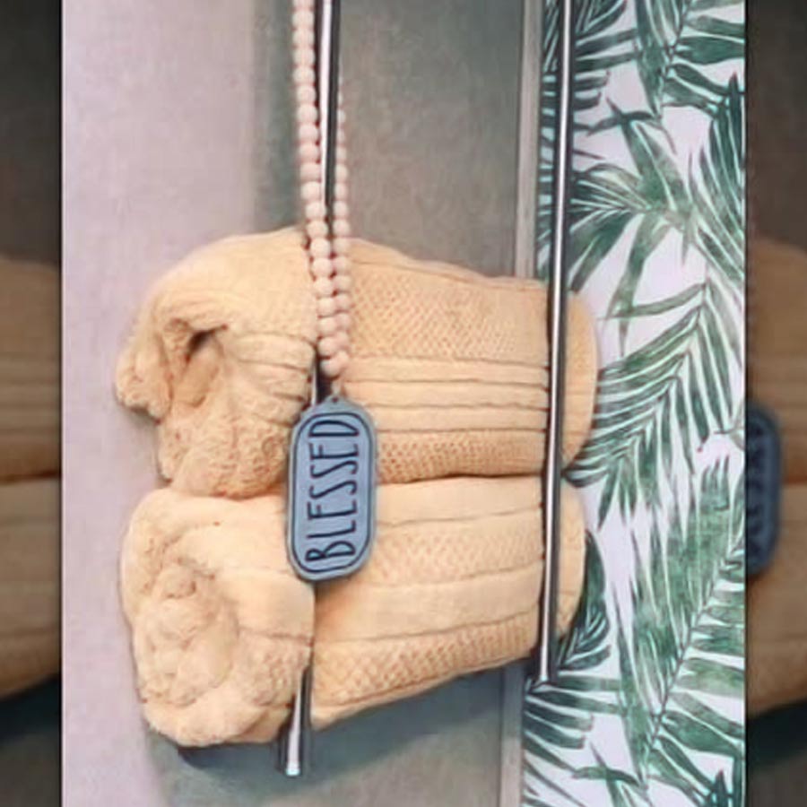 দু’টি রডের ভিতরে এই ভাবে ভরে রাখতে পারেন তোয়ালে।