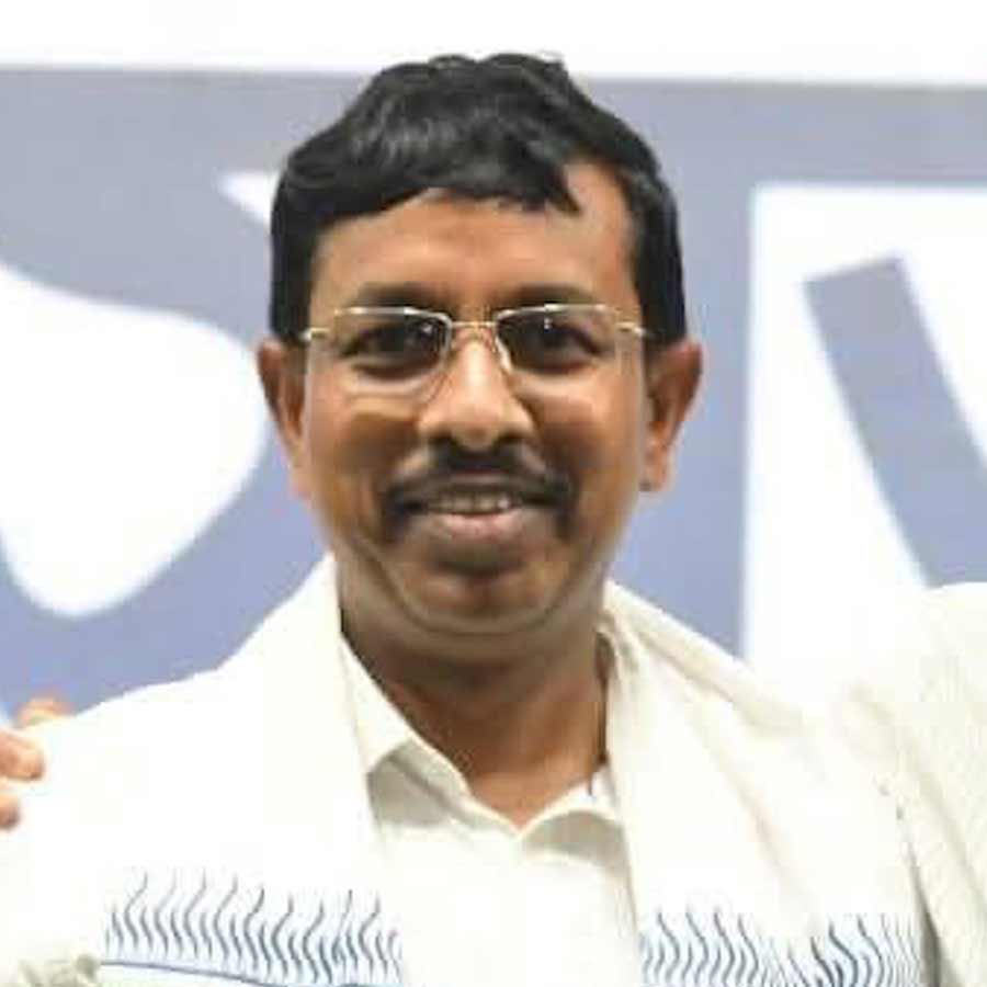 (বাঁ দিকে) পবিত্র কর। অভিষেক বন্দ্যোপাধ্যায় (ডান দিকে)।