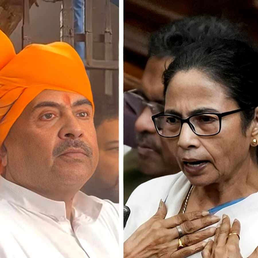 (বাঁ দিকে) শুভেন্দু অধিকারী এবং মমতা বন্দ্যোপাধ্যায় (ডান দিকে)।