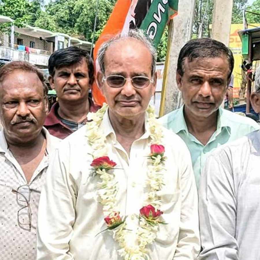 ভাতারে প্রচারে কংগ্রেস প্রার্থী ধূর্জটিবিজয় মাজি।