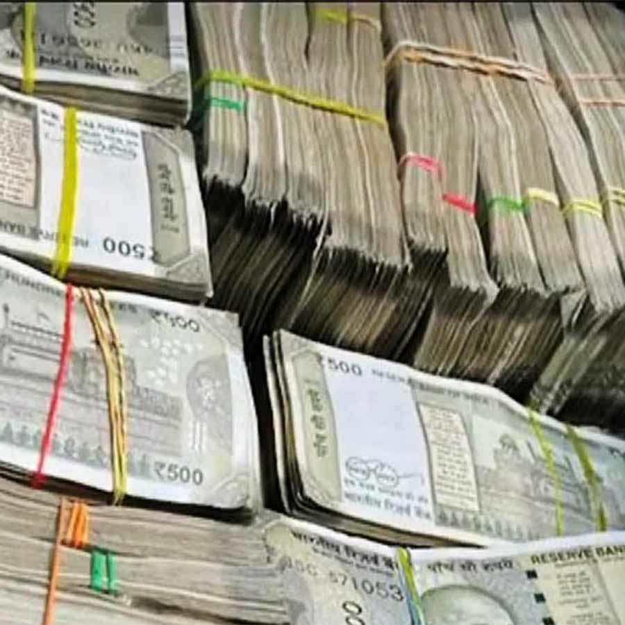 huge amount of money recovered from Naka checking point of West Bengal-Jharkhand border of duburdihi. Asansol