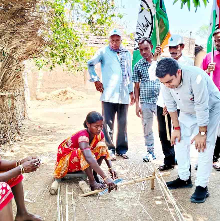 বুধবার কাশীপুরের কালীদহ পঞ্চায়েত এলাকায় প্রচারে তৃণমূল প্রার্থী সৌমেন বেলথরিয়া।