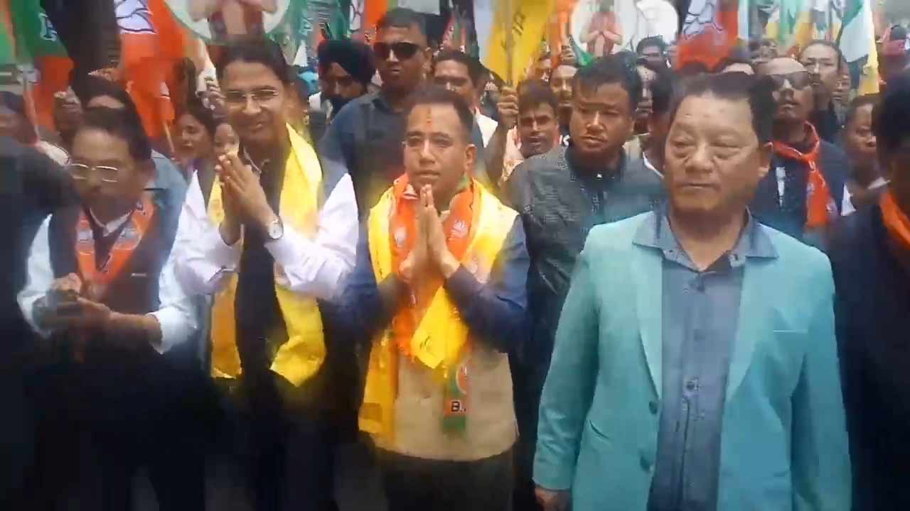 প্রার্থীকে সঙ্গে নিয়ে মিছিলে রাজু বিস্তা ও বিমল গুরুং।