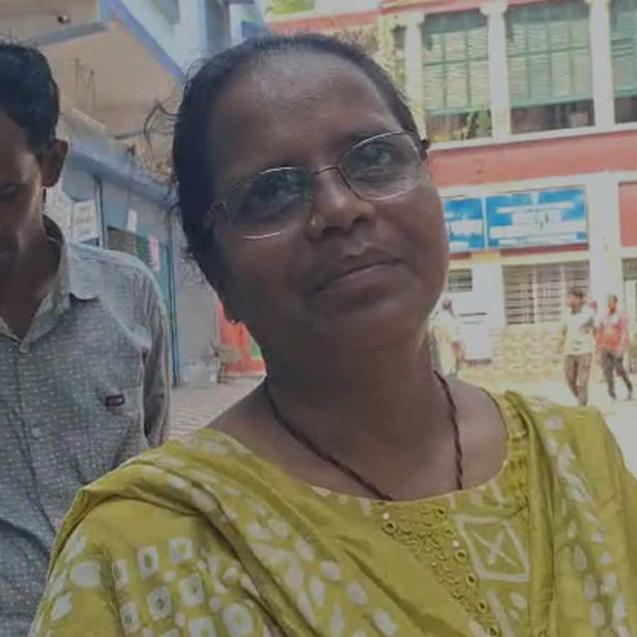 MP loses sandel during procession dgtld