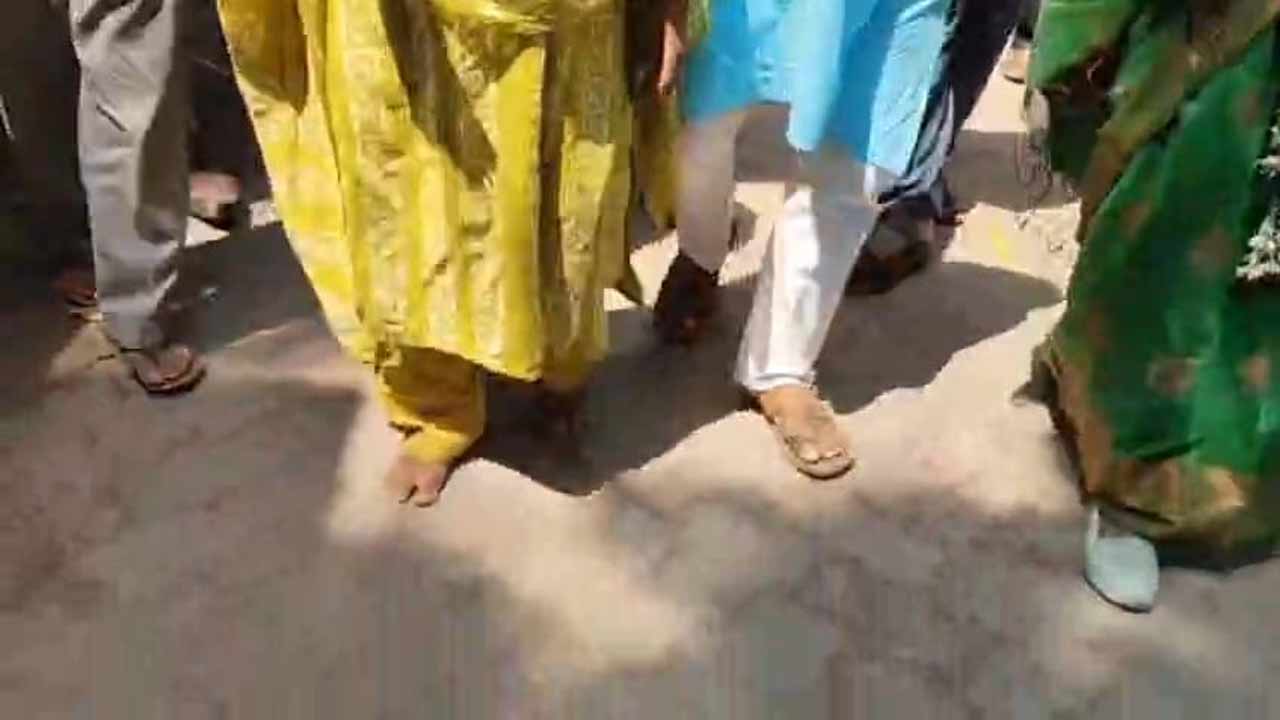 খালি পায়ে হাঁটছেন সাংসদ। 