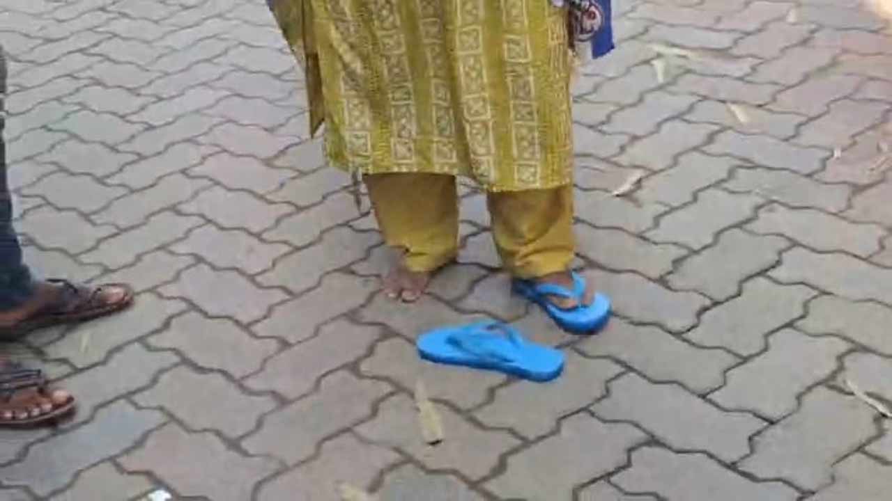 মহকুমা শাসক দফতর চত্বরে নতুন চটি পরেন সাংসদ। 