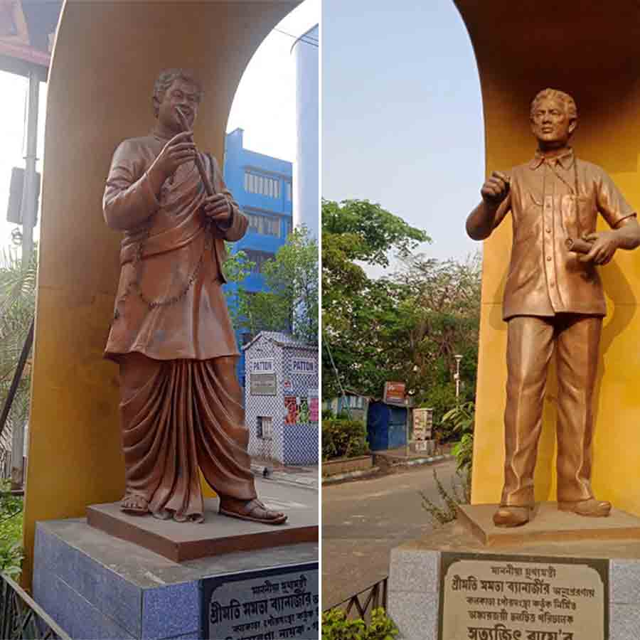 মূর্তিরূপেণ: কিশোরকুমার ও সত্যজিৎ রায়ের (বাঁ দিকে) মূর্তি।