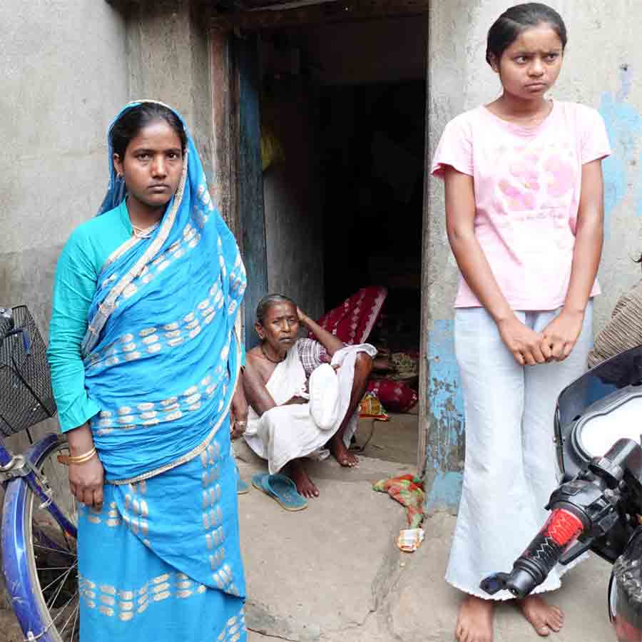 বেঙ্গালুরুতে কাজ করতে গিয়ে মৃত পরিযায়ী শ্রমিক প্রসন্ন কুমারের বাড়িতে তাঁর স্ত্রী কুন্তি কুমার ও মা সনকা কুমার (পিছনে)।