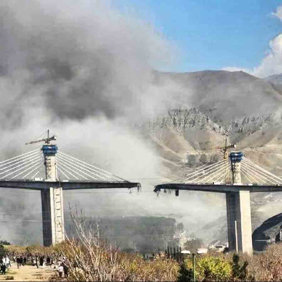 ইরানের বি ১ সেতুতে হামলা আমেরিকা-ইজ়রায়েলের। ছবি: সংগৃহীত।