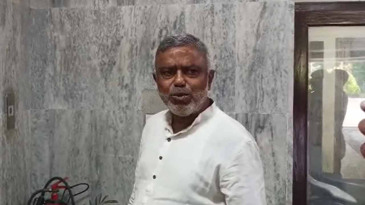 রাসবিহারীর তৃণমূল বিধায়ক তথা প্রার্থী দেবাশিস কুমার সিজিও কমপ্লেক্সে। শুক্রবার।