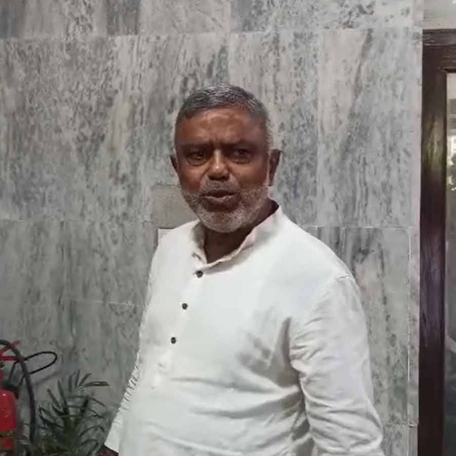 রাসবিহারীর তৃণমূল বিধায়ক তথা প্রার্থী দেবাশিস কুমার সিজিও কমপ্লেক্সে। শুক্রবার।