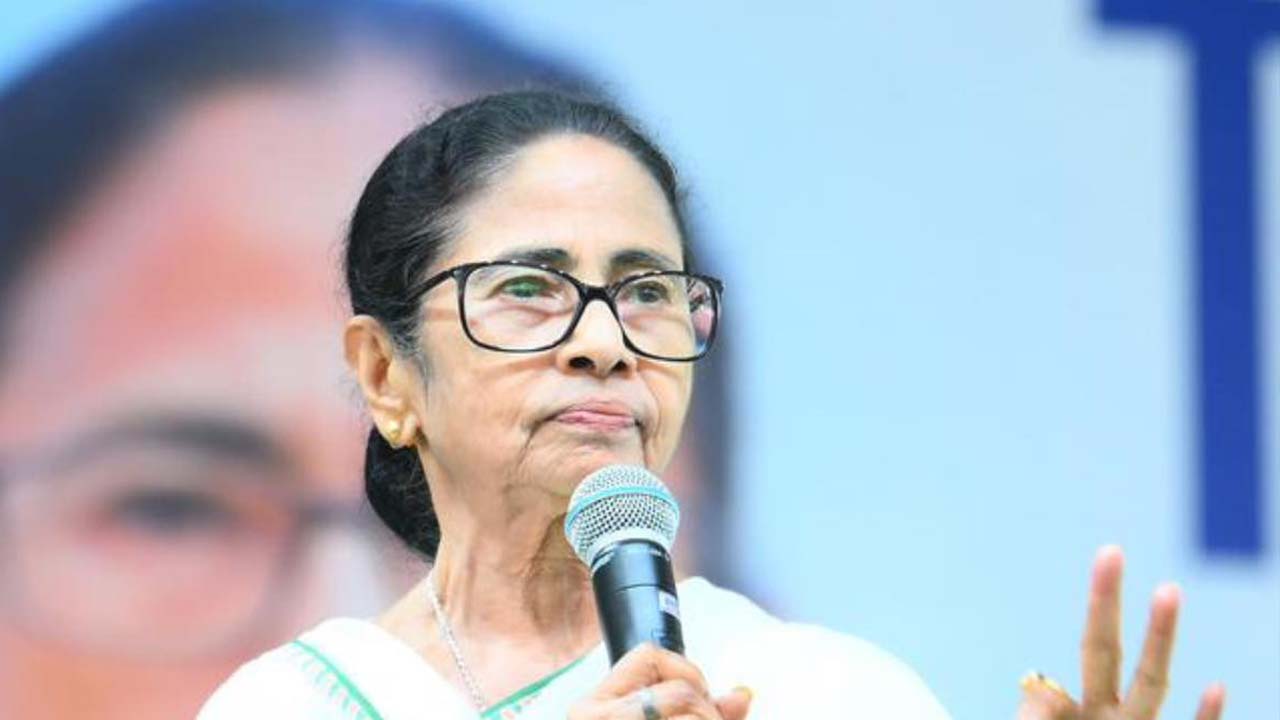 মমতা বন্দ্যোপাধ্যায়। শুক্রবার দক্ষিণ দিনাজপুরের হরিরামপুরের জনসভায়।