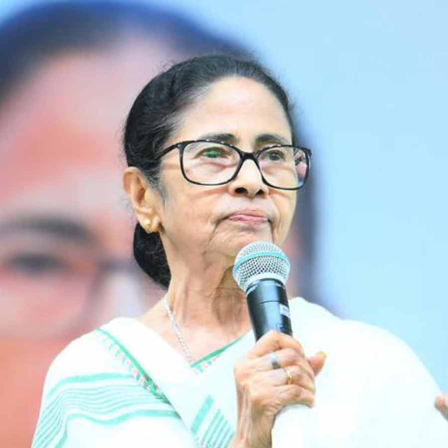 মমতা বন্দ্যোপাধ্যায়। শুক্রবার দক্ষিণ দিনাজপুরের হরিরামপুরের জনসভায়।