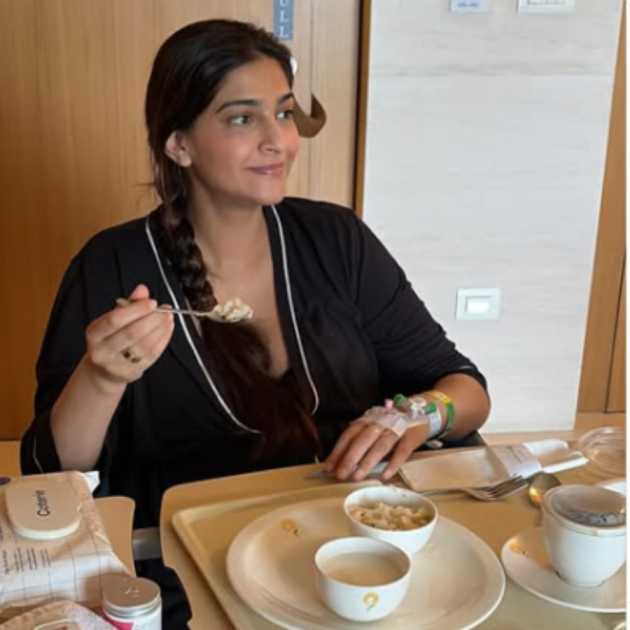 দ্বিতীয় সন্তান জন্মের পরে নায়িকা।