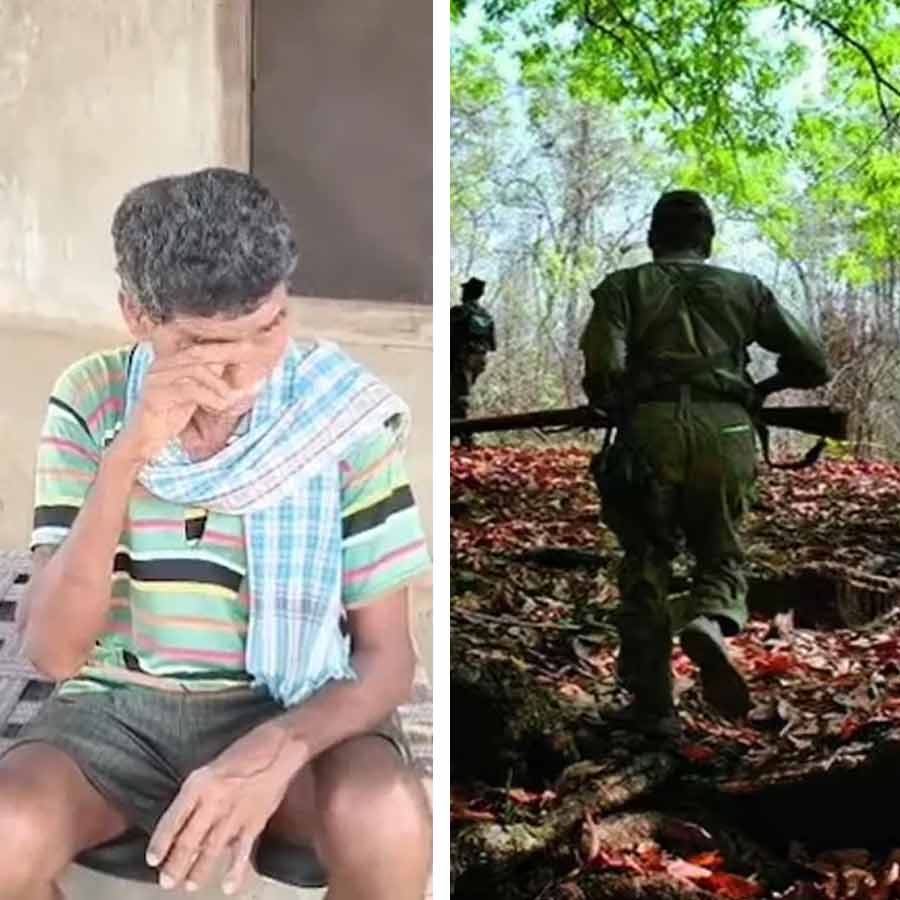 বাড়ির দাওয়ায় বসে মাওবাদী সদস্য নন্দুর বাবা। ছবি: সংগৃহীত।