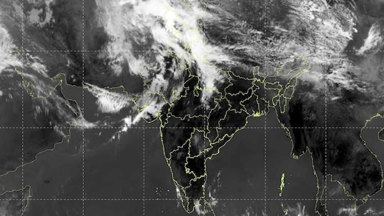 Thick cloud covers from Pakistan to India stretches up to 1000 km