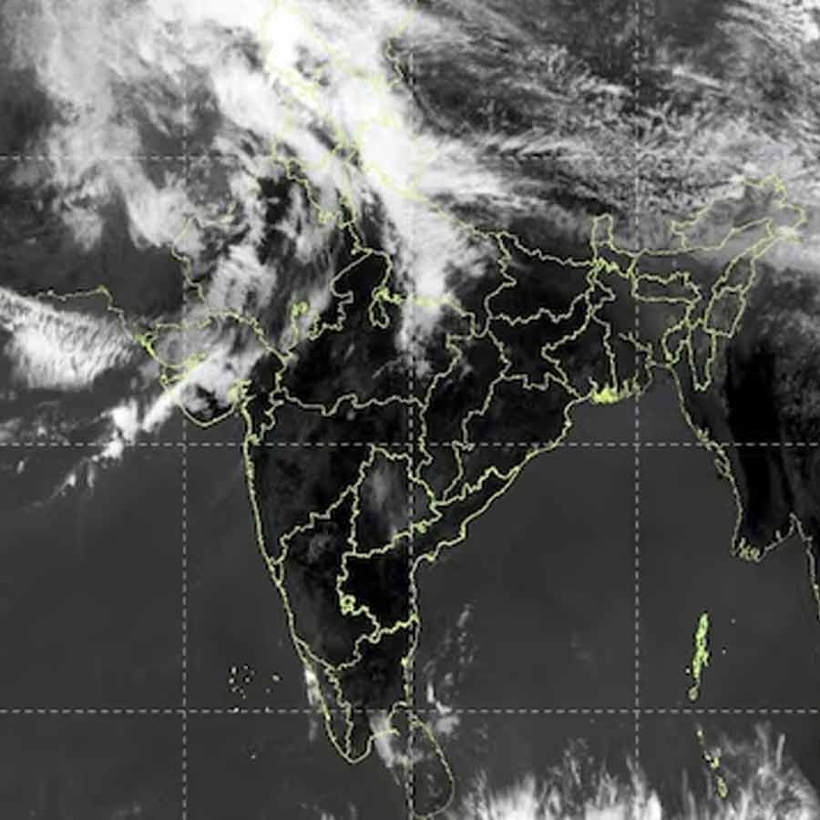 Thick cloud covers from Pakistan to India stretches up to 1000 km