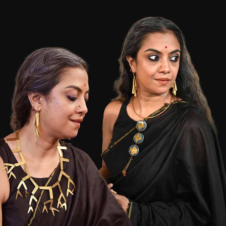 Which combination of saree and ornament can make a perfect fashion statement