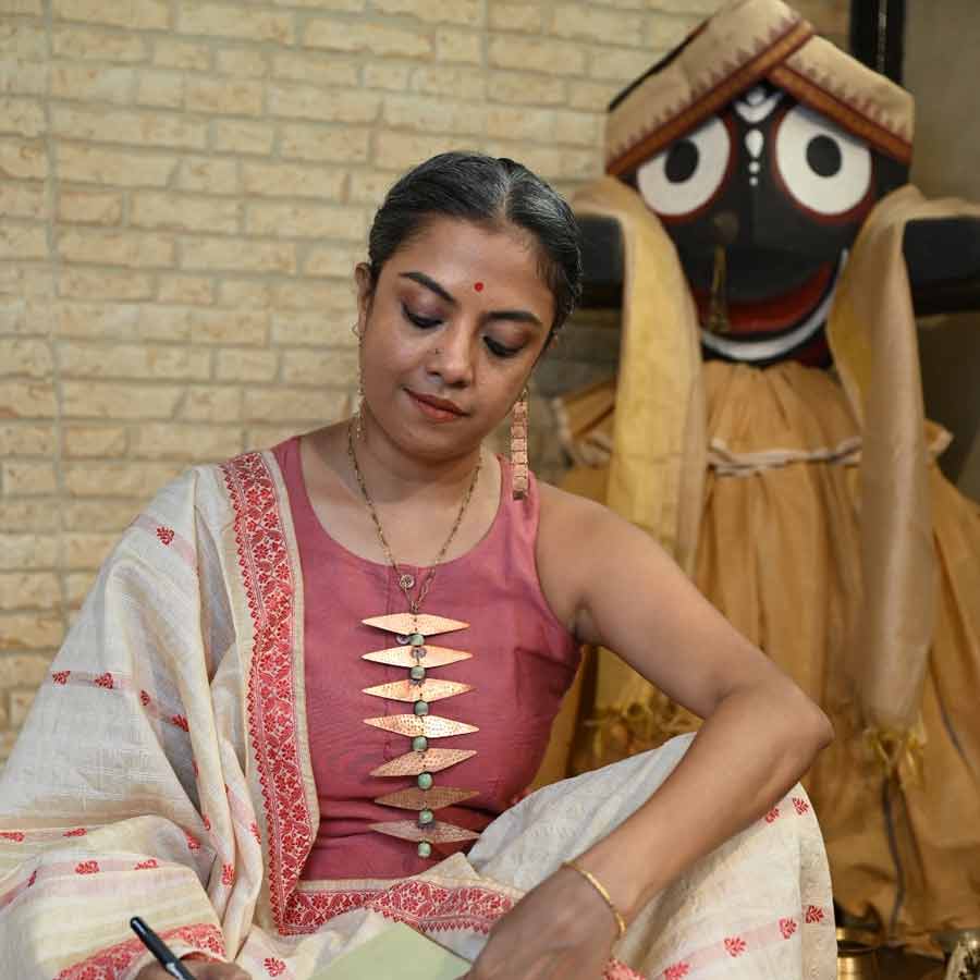 কোন শাড়ি বা কোন পোশাকের সঙ্গে কেমন গয়না মানাবে, তার যেমন একটা ব্যাকরণ আছে, তেমনই আছে ব্যক্তিগত পছন্দের ব্যাপার।