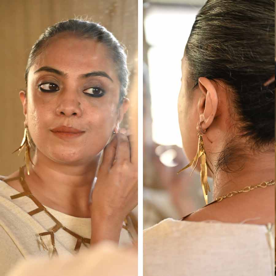 সোনা, রুপো ছাড়াও আরও নানা ধরনের গয়নার চল হয়েছে ইদানীং।