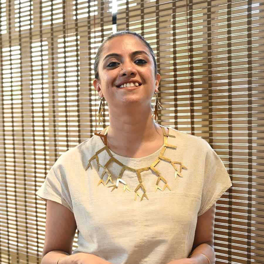 পোশাক এবং গয়নার পারস্পরিক সংলাপে একটা নিটোল গল্প যেন তৈরি হয়।