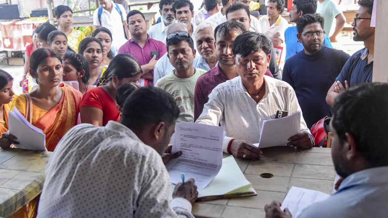 এসআইআর-এর বিবেচনাধীন তালিকা থেকে বাদ পড়েছে অনেকের নাম।