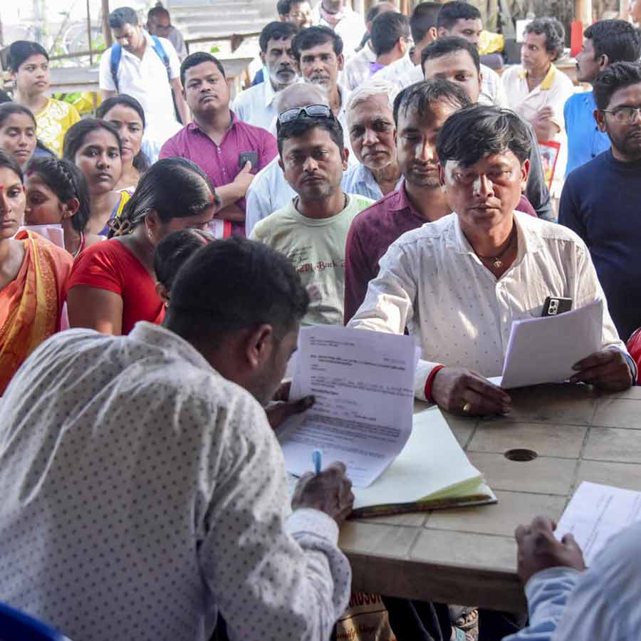 এসআইআর-এর বিবেচনাধীন তালিকা থেকে বাদ পড়েছে অনেকের নাম।