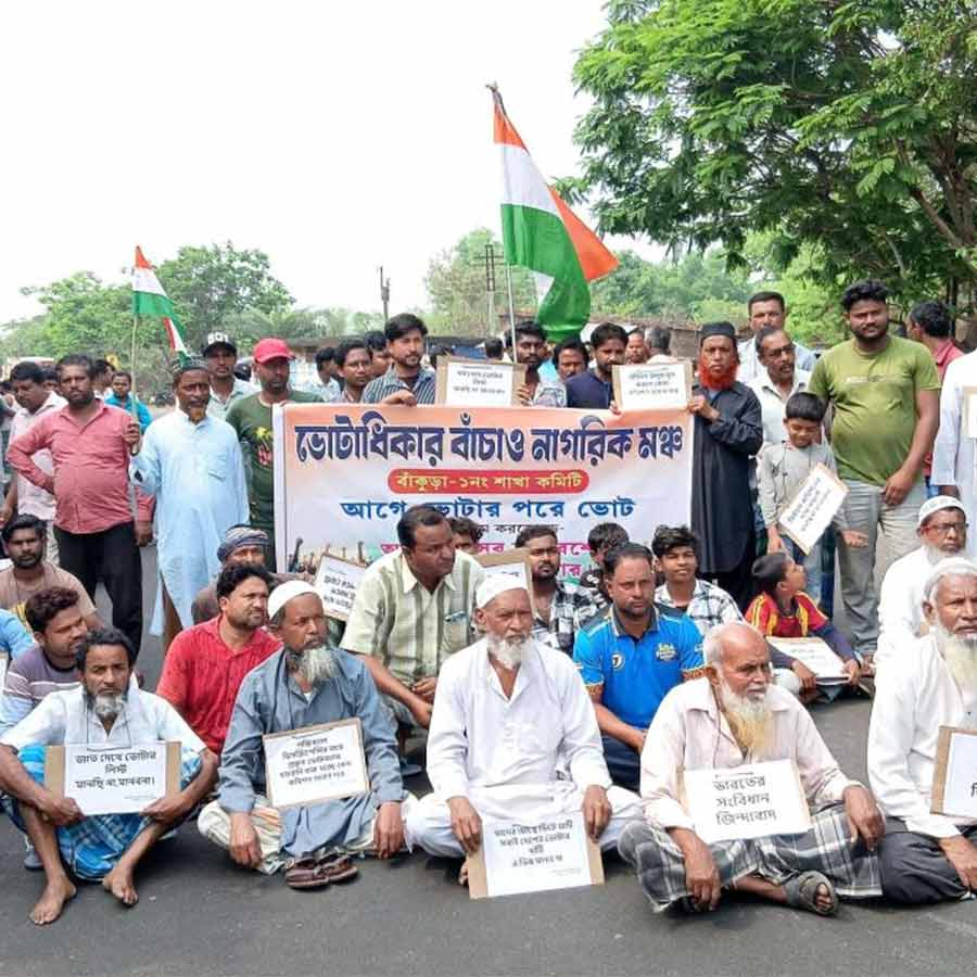 বাতিল: সংশোধিত ভোটার তালিকায় নাম বাদ দেখে পথ অবরোধে মানুষ, বাঁকুড়া-রাইপুর রোড, ১১ মার্চ।