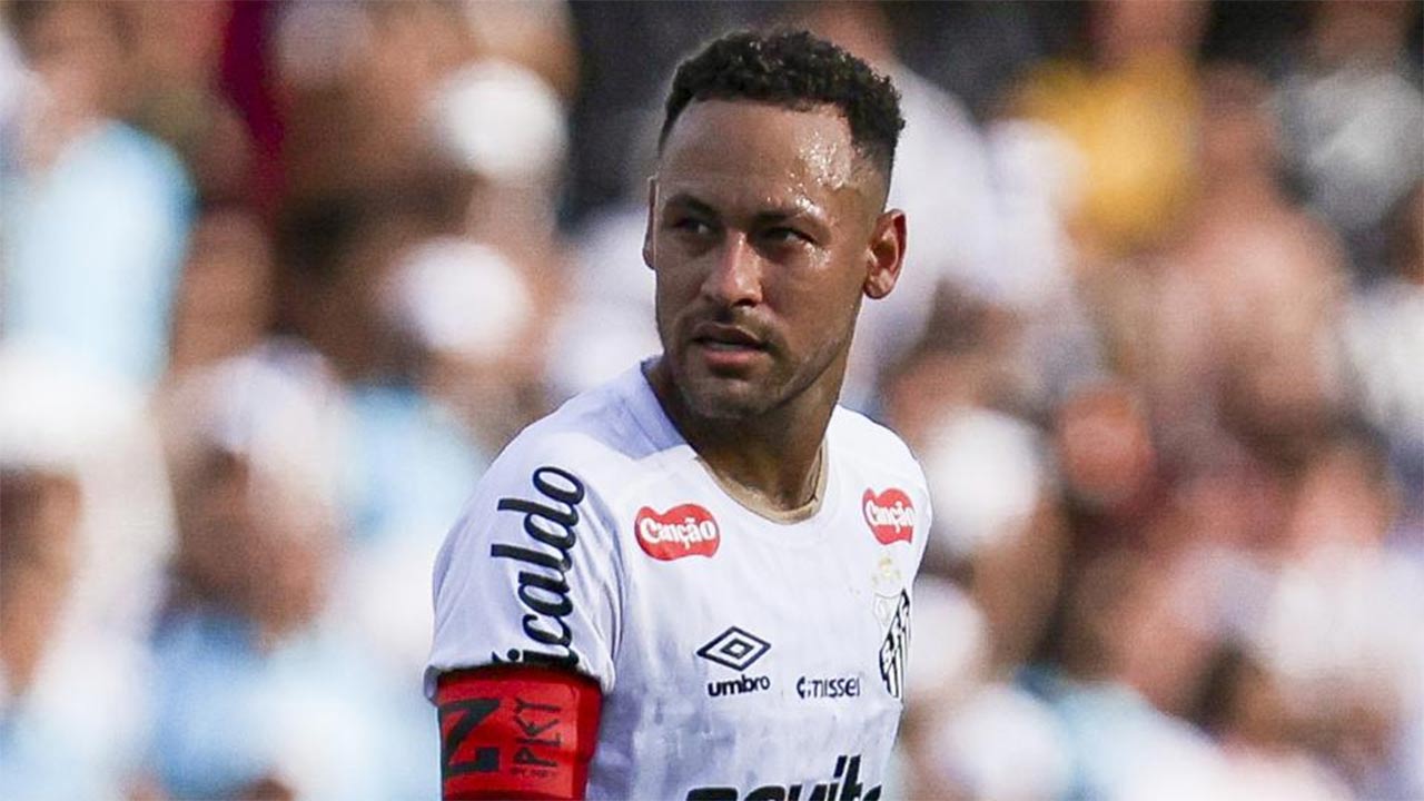 ক্ষুব্ধ: রেফারির সিদ্ধান্তে হতাশ নেমার।