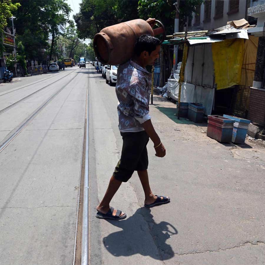 গ্যাস নিয়ে বাড়ির পথে। কলকাতায় শুক্রবার।